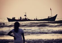 Лодка с бежанци.