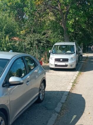 Паркирани автомобили