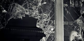 Счупено стъкло