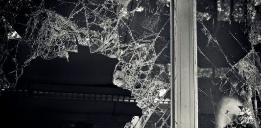 Счупено стъкло