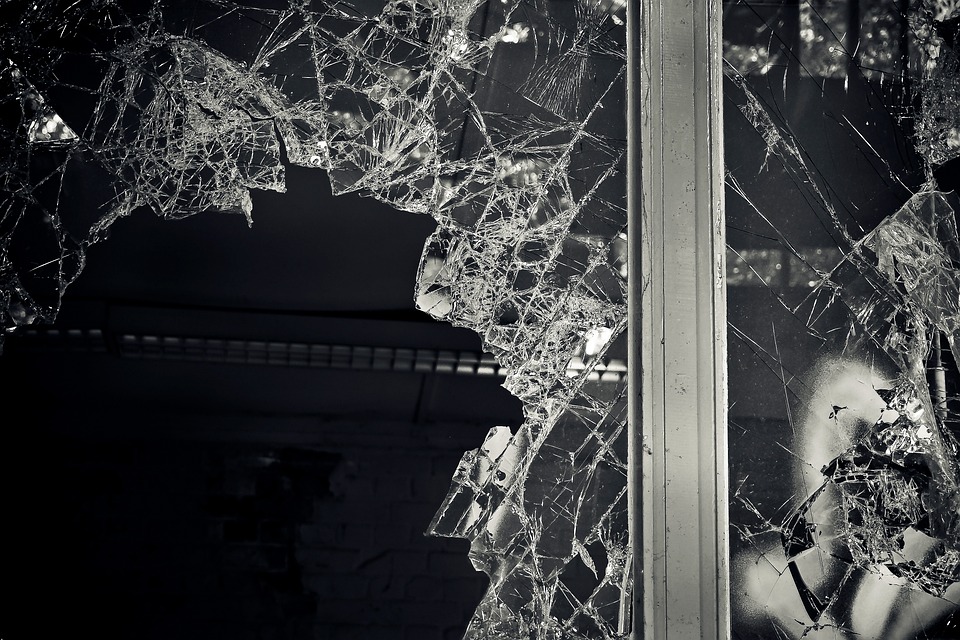 10 годишно дете е счупило стъкла на дърводелска работилница в Гурково