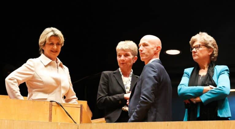 Спектакъл за НСА