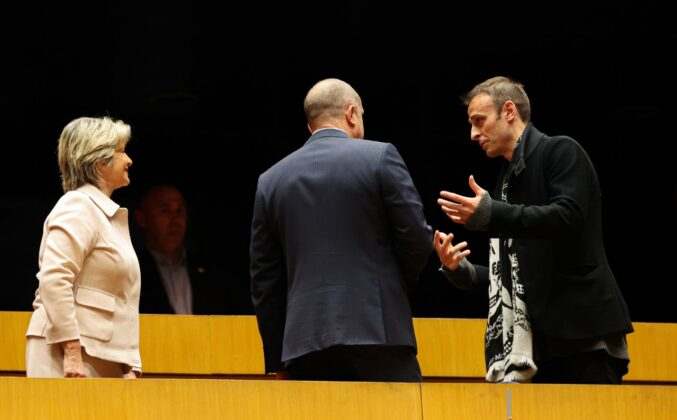 Спектакъл за НСА