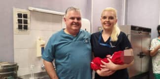 Лекари с бебето