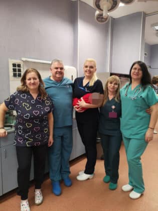 Лекари с бебето