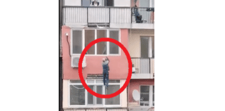 Мъж се спуска с въже