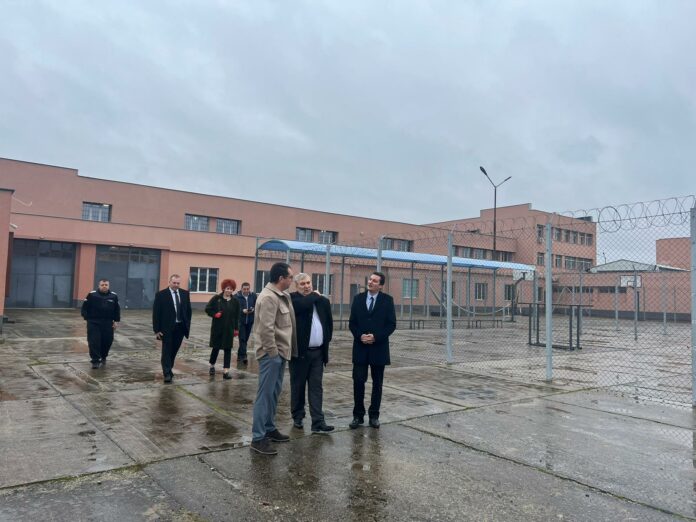 Министър Зарков в затвора в Бургас