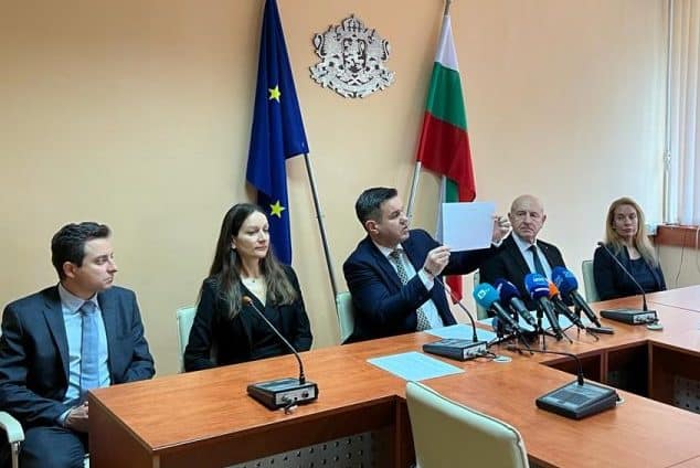 Никола Стоянов и екипът му