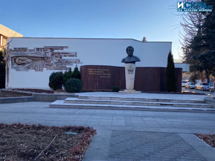 Паметник на Николай Гяуров