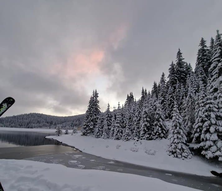 За коледно новогодишните празници в курорта  Пампорово се очаква пристигането на
