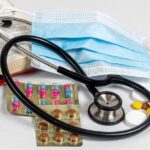 Стетоскоп, лекарства, маска