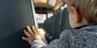 Дете, автобус