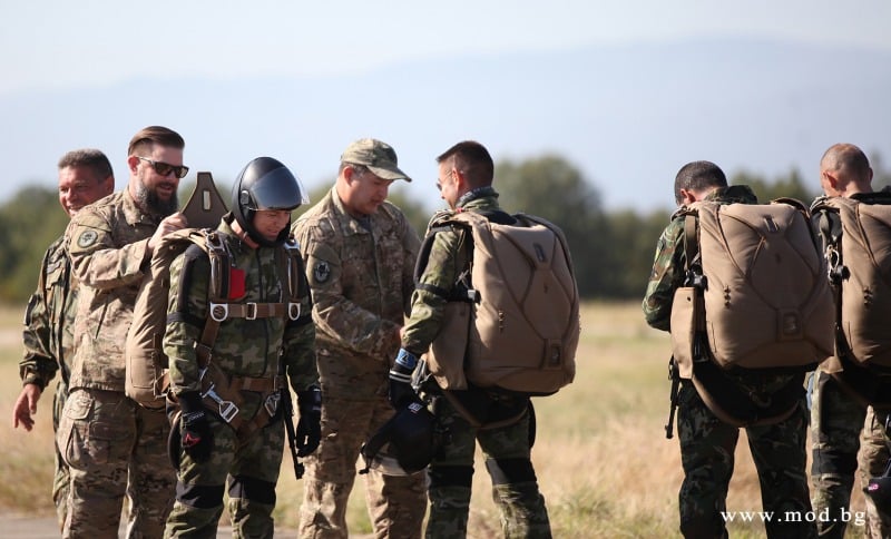 Български военнослужещи не са командировани в Украйна и няма да