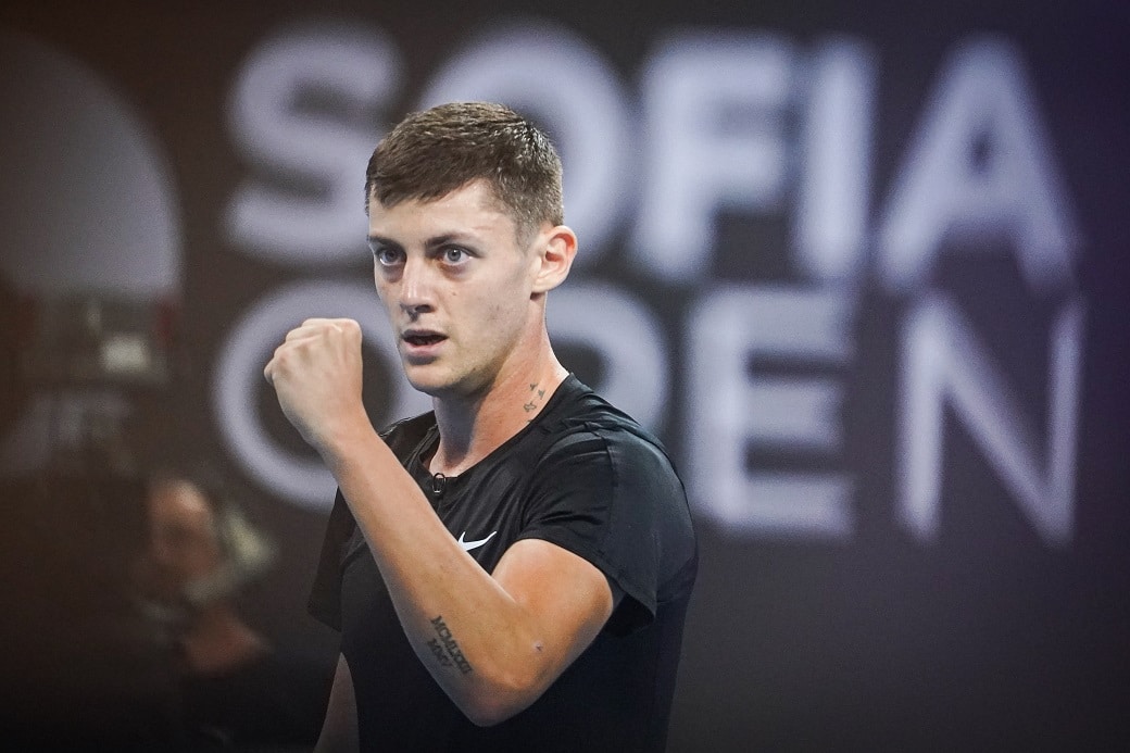 Българският състезател по тенис Александър Лазаров започна с победа в