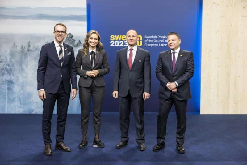 Устойчивото преминаване към нисковъглероден транспорт и енергетика изисква дългосрочна визия