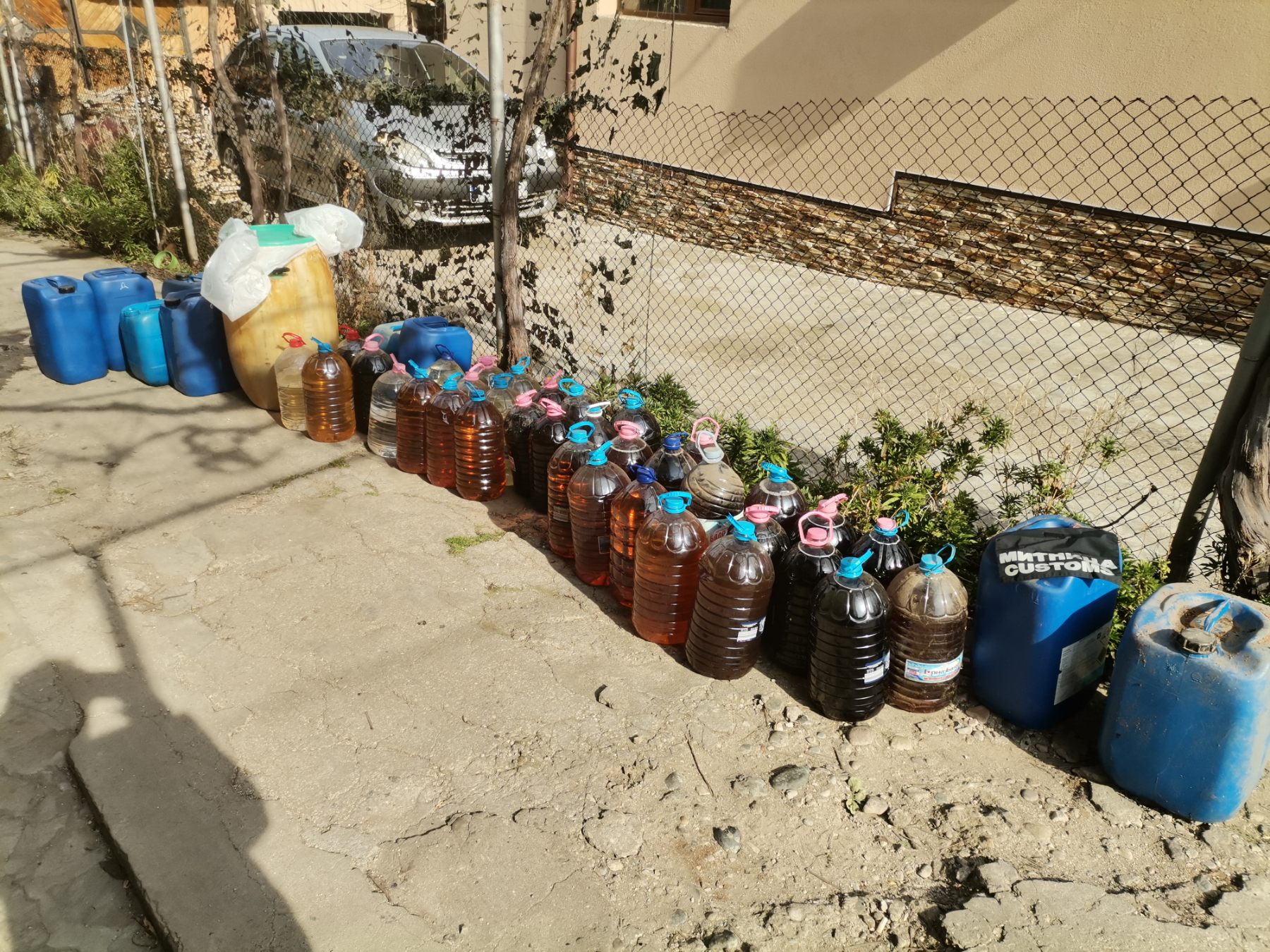 700 литра нелегален алкохол са били иззети от частен имот