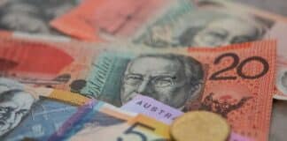 Австралийски долари.