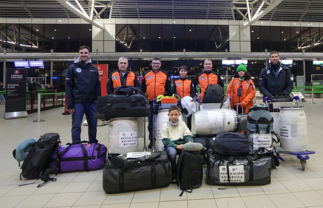 Седем български изследователи отпътуваха тази сутрин за Антарктида съобщава БТА