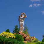 Паметник "Дядо Йоцо гледа"