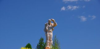 Паметник "Дядо Йоцо гледа"