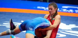 Евелина Николова в червено