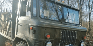 Камион с дървесина