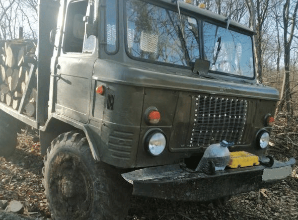 Камион с дървесина