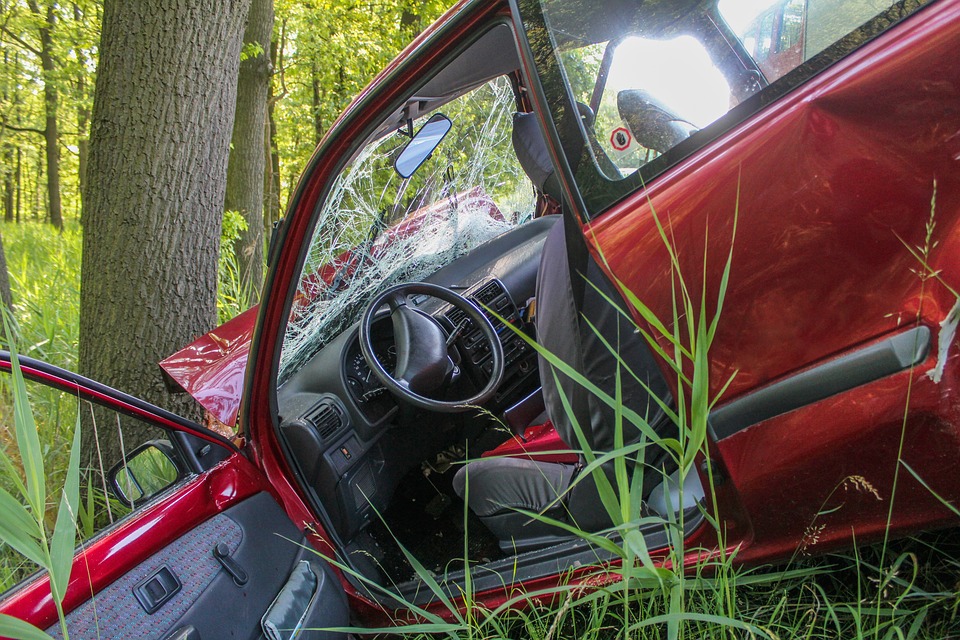 Зрелищна катастрофа в Пловдив Млада шофьорка се заби в дърво