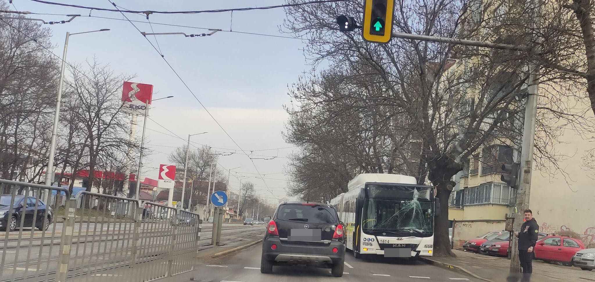 Зрелищна катастрофа е станала с автобус на градския транспорт в