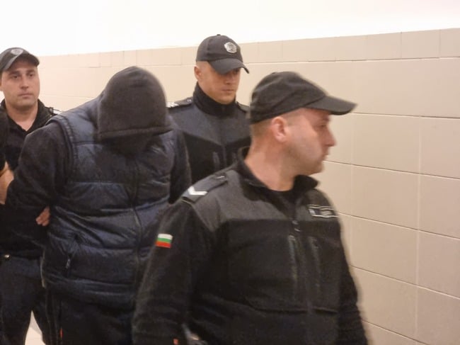 Съдът остави за постоянно в ареста 43-годишния служител на Икономическа