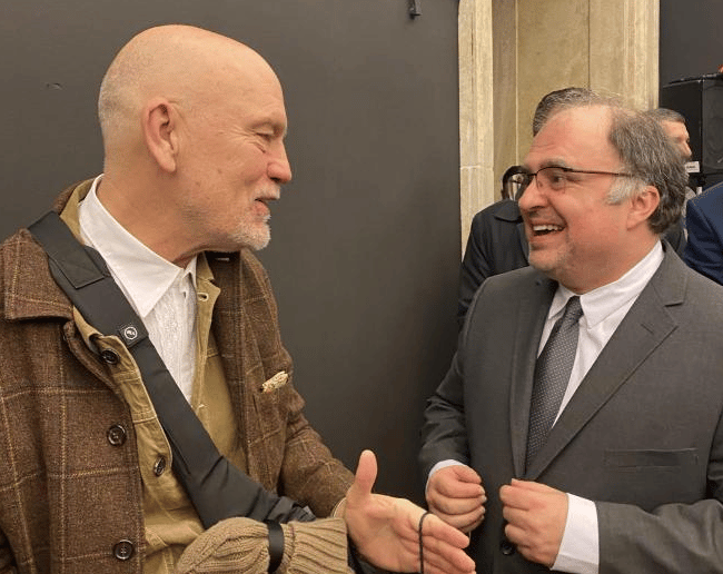 Книга представяща богатото културно наследство на България получи като подарък