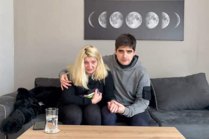 Майката на Емил Боев и брат му Мартин