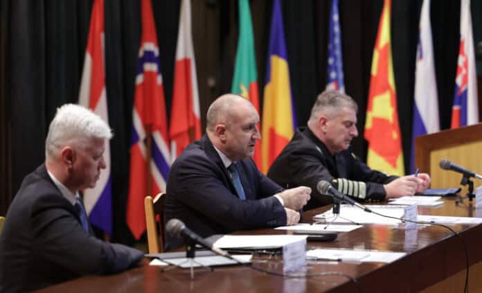 Министър Димитър Стоянов, президент Румен Радев и адмирал Емил Ефтимов