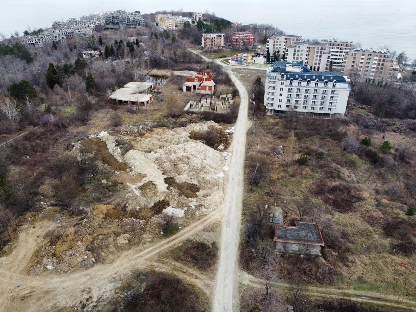 Фирма близка до местната власт в Царево извозва земни маси