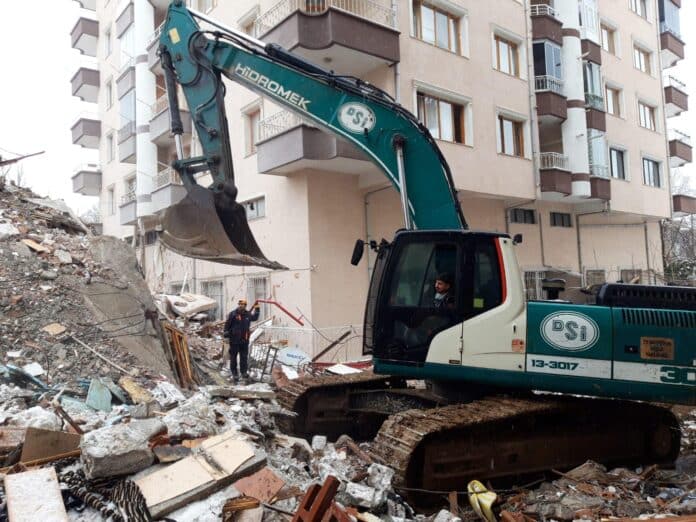 Разчистване на отломки