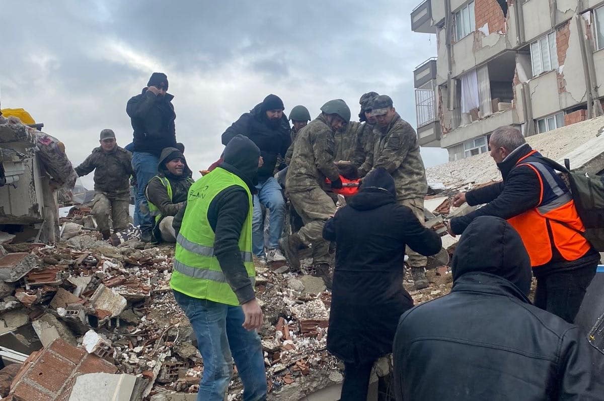 Хиляди които загубиха домовете си при катастрофалното земетресение се скупчиха