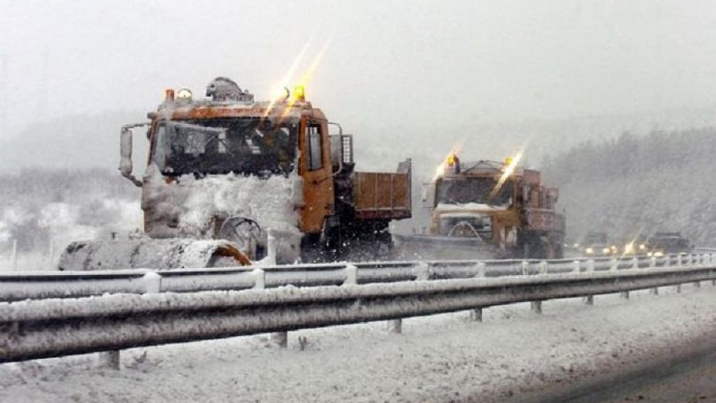 Около 150 машини почистват пътните настилки, където има снеговалеж, така