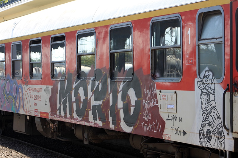 Бързият влак пътуващ по направление София Варна е блъснал автомобил предава