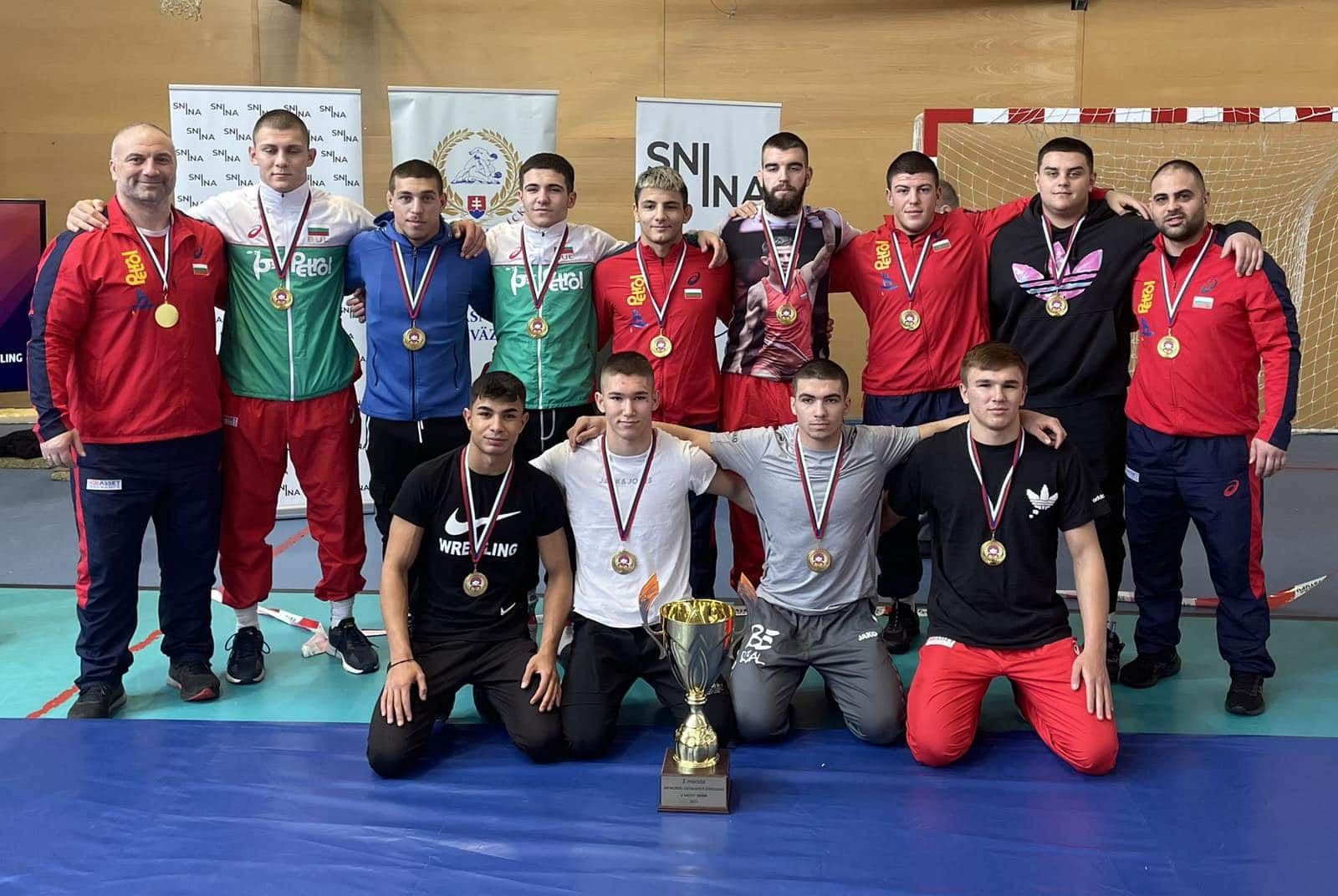 Българският национален отбор по свободна борба за юноши триумфира на
