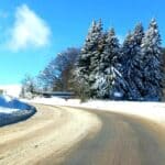 Заснежен път