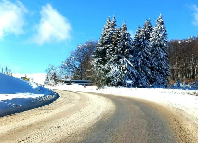 Заснежен път