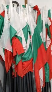  Знамена за митинга 