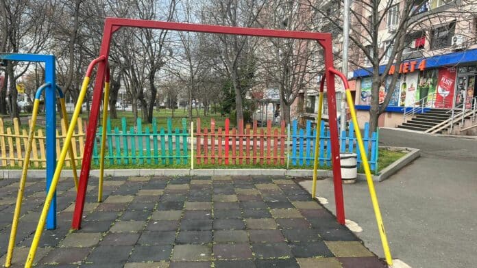 Детска площадка пред блок 57 в Бургас