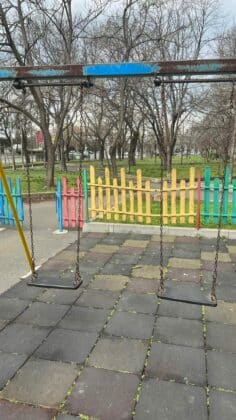 Детска площадка пред блок 57 в Бургас.