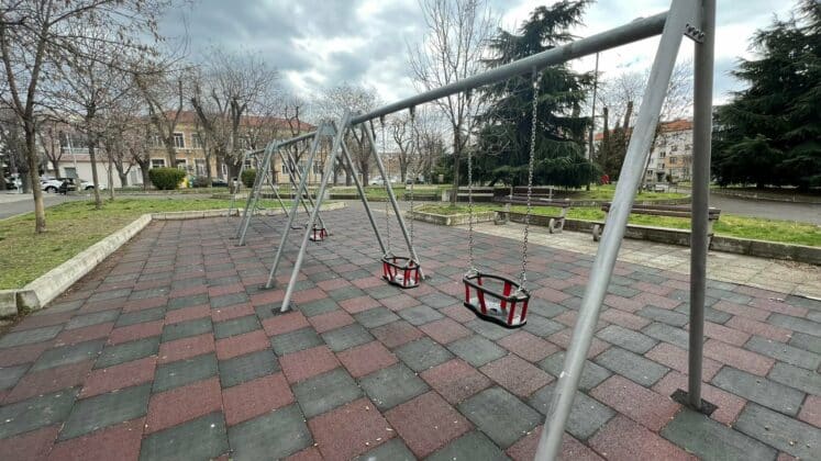 Детска площадка до помощно училище "Отец Паисий"