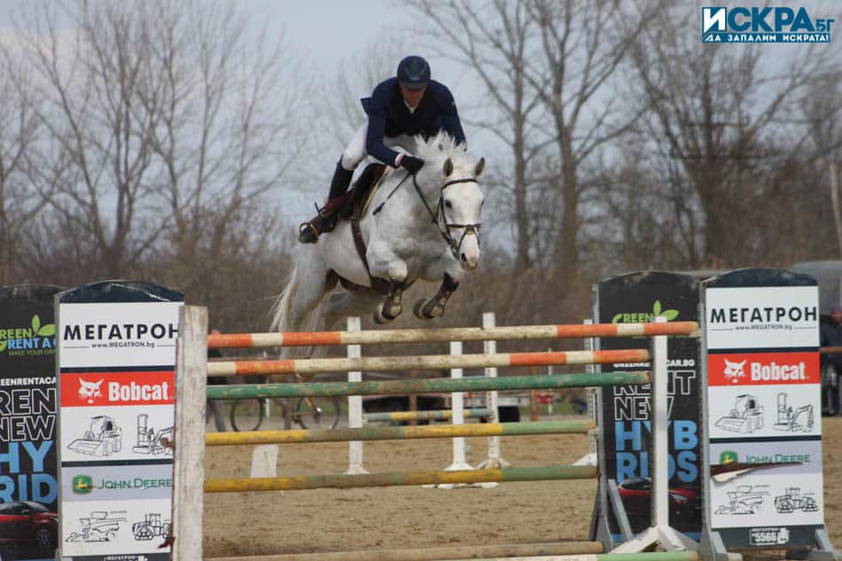 С традиционно състезание по конно надскачане на препятствия Бургас отбеляза