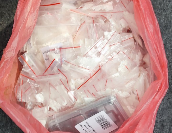 Голямо и разновидно количество наркотични вещества е иззето от дома