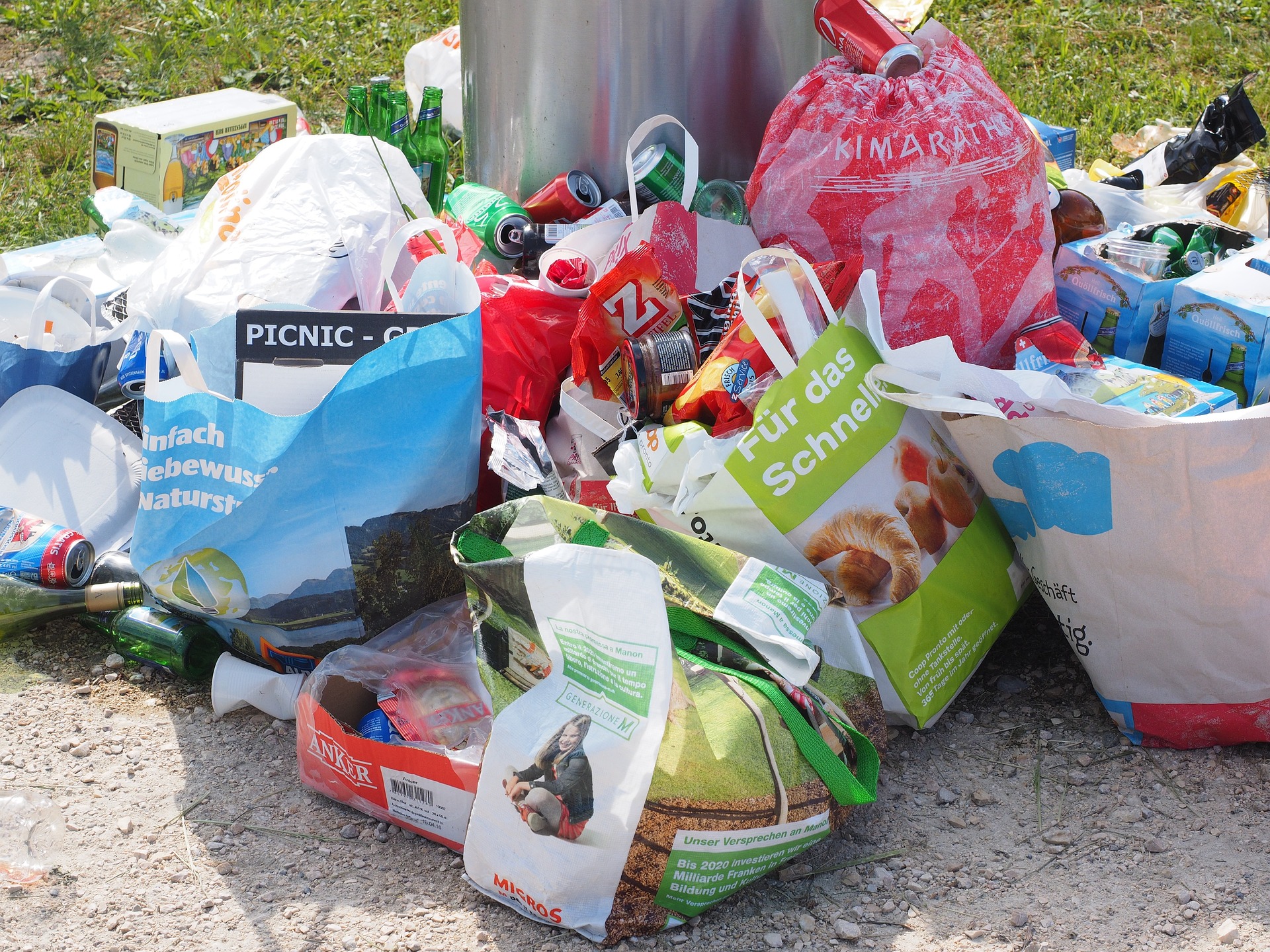 Кофите за боклук се препълват в големи райони на Париж