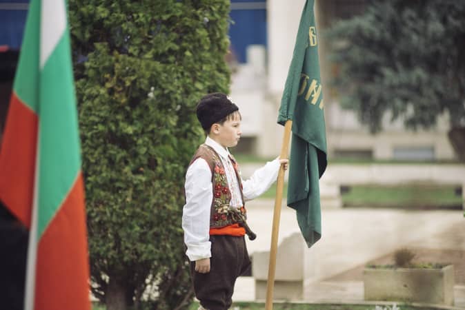 Множество жители и гости на Мездра се събраха на площад