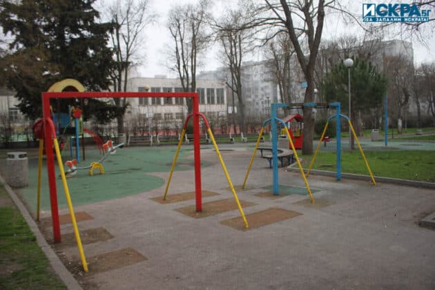 Детска площадка зад ОУ "Братя Миладинови"